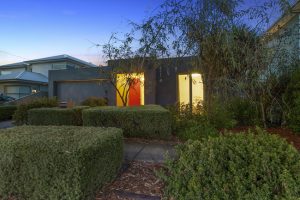 The secret garden: 33 Anzac Crescent, Williamstown, 3016