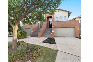 Parklands all around:  25 Lakeside Place, Williamstown 3016