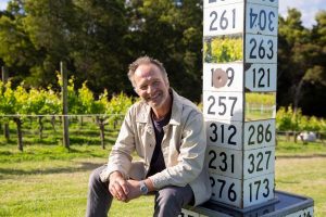 Local artist wins prestigious sculpture award