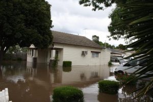 Rallying against flood wall