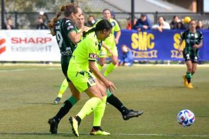 Keane re-signs with United