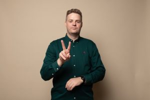 Ballard brings comedy bayside