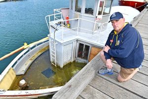 Oil pollution fears after Little Gem sinks at Williamstown