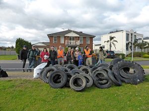 Volunteers haul tons of trash