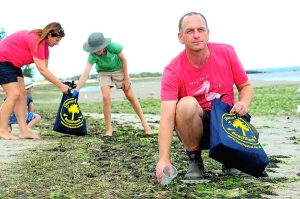 Volunteer beach patrol tackles Altona litter
